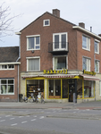 908586 Gezicht op het winkelhoekpand Laan van Chartroise 1 te Utrecht, met rechts de Anton Geesinkstraat.N.B.vanaf bouw ...